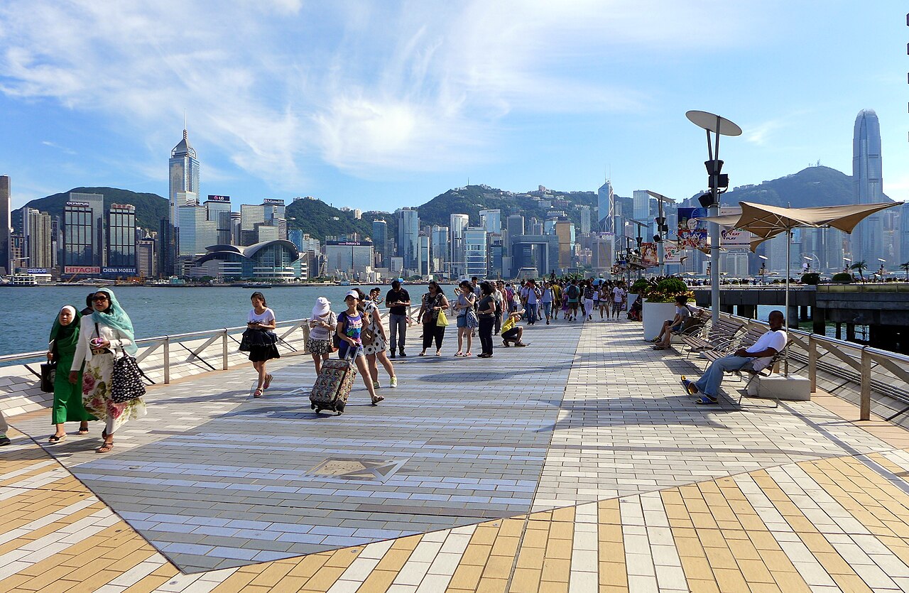 尖沙咀星光大道的海濱長廊,遠處是香港島的高樓